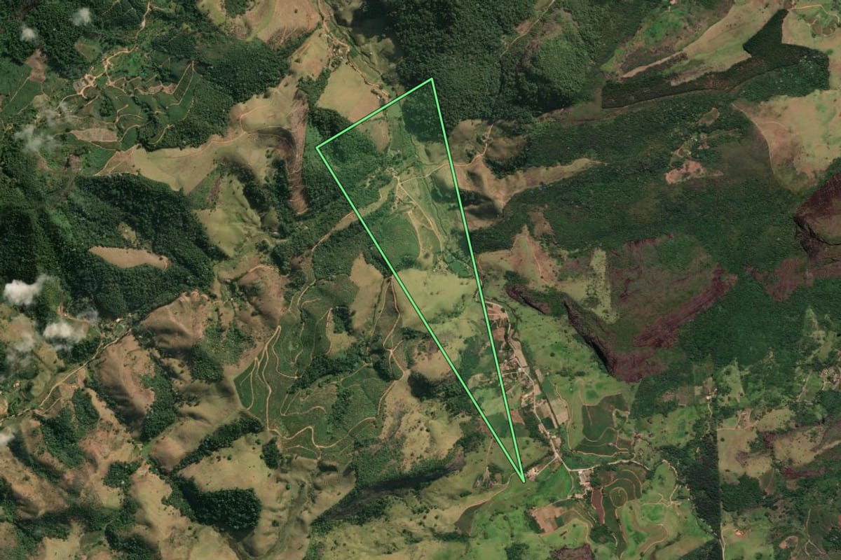 Imagem de satélite do imóvel rural em Bom Jardim (RJ), com o contorno declarado no CAR desenhado por cima.