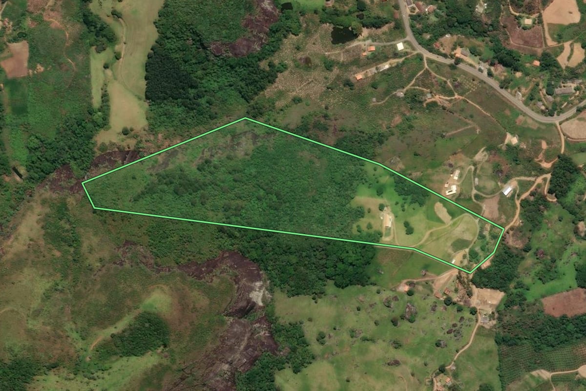 Imagem de satélite do imóvel rural em Bom Jardim (RJ), com o contorno declarado no CAR desenhado por cima.