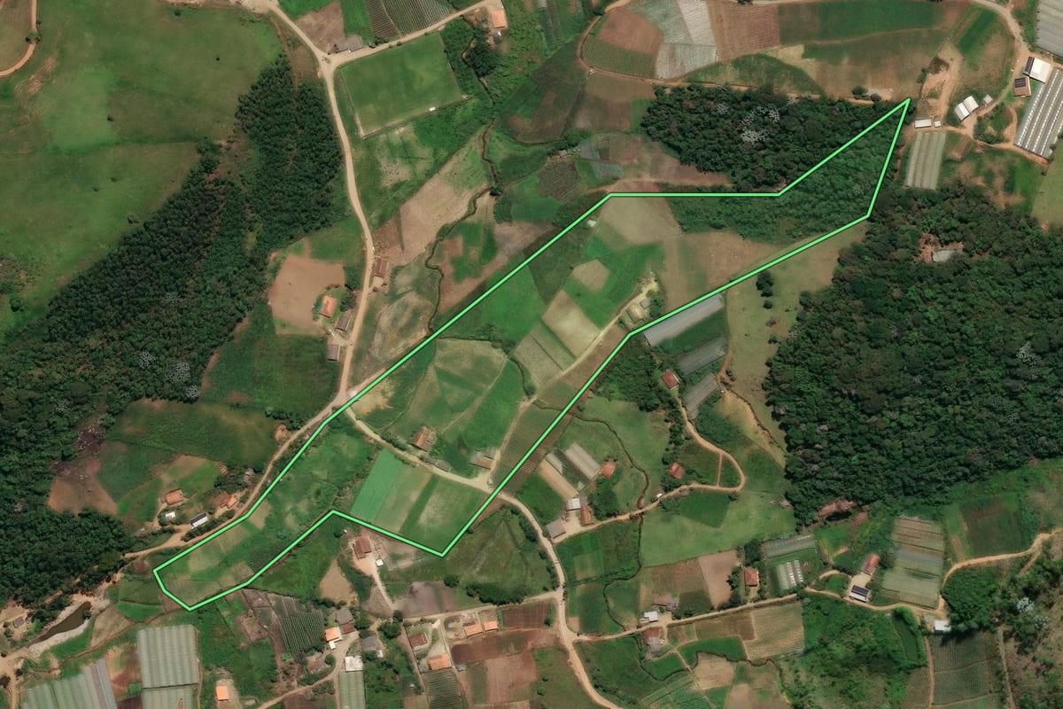 Imagem de satélite do imóvel rural em Bom Jardim (RJ), com o contorno declarado no CAR desenhado por cima.