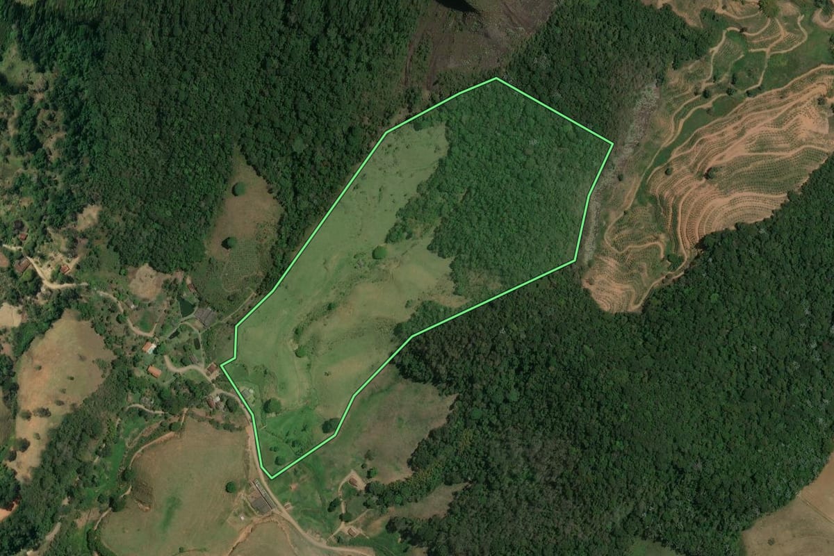 Imagem de satélite do imóvel rural em Bom Jardim (RJ), com o contorno declarado no CAR desenhado por cima.