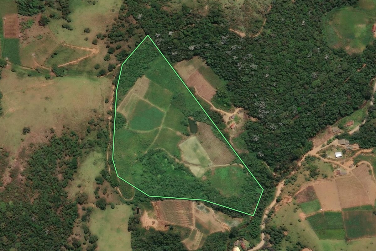 Imagem de satélite do imóvel rural em Bom Jardim (RJ), com o contorno declarado no CAR desenhado por cima.