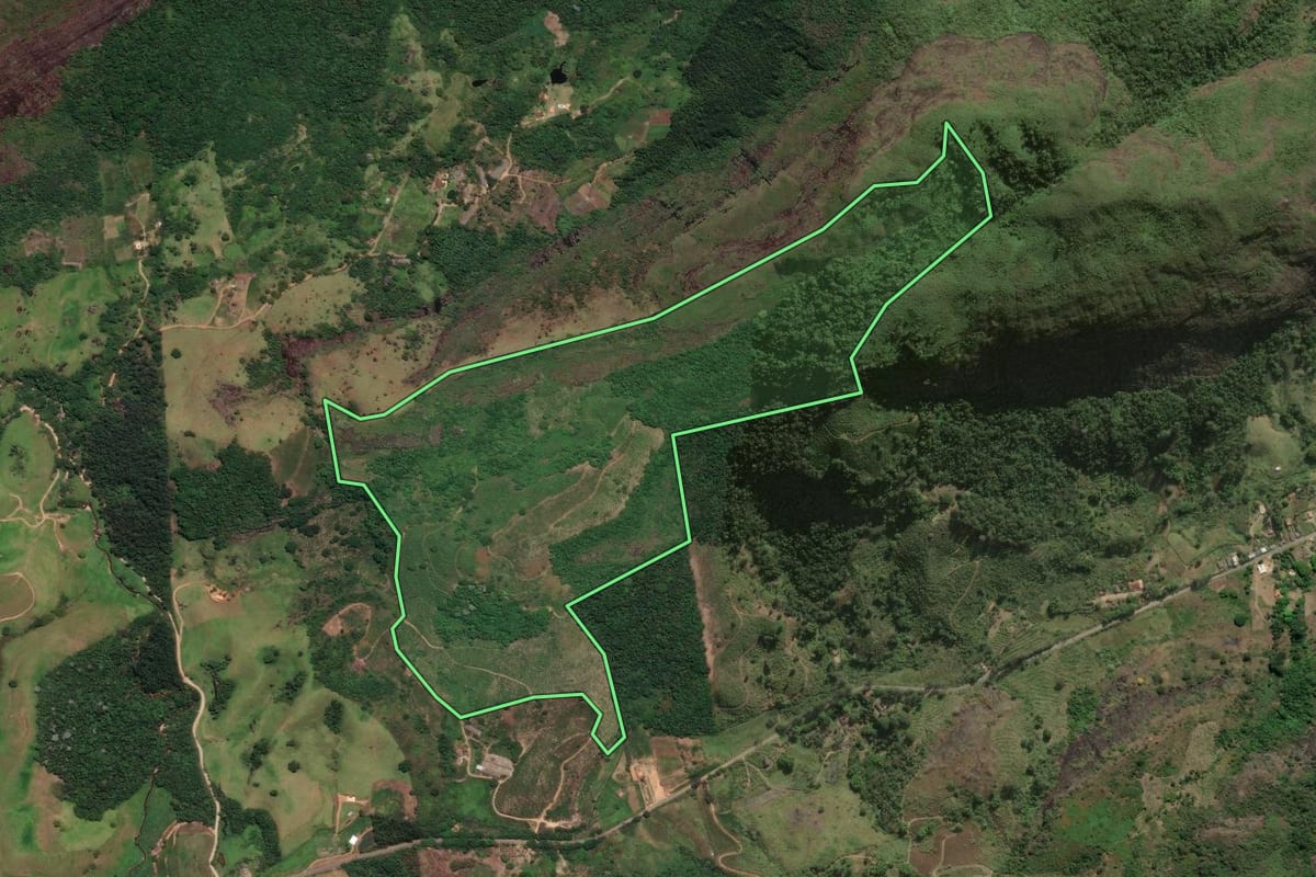Imagem de satélite do imóvel rural em Bom Jardim (RJ), com o contorno declarado no CAR desenhado por cima.