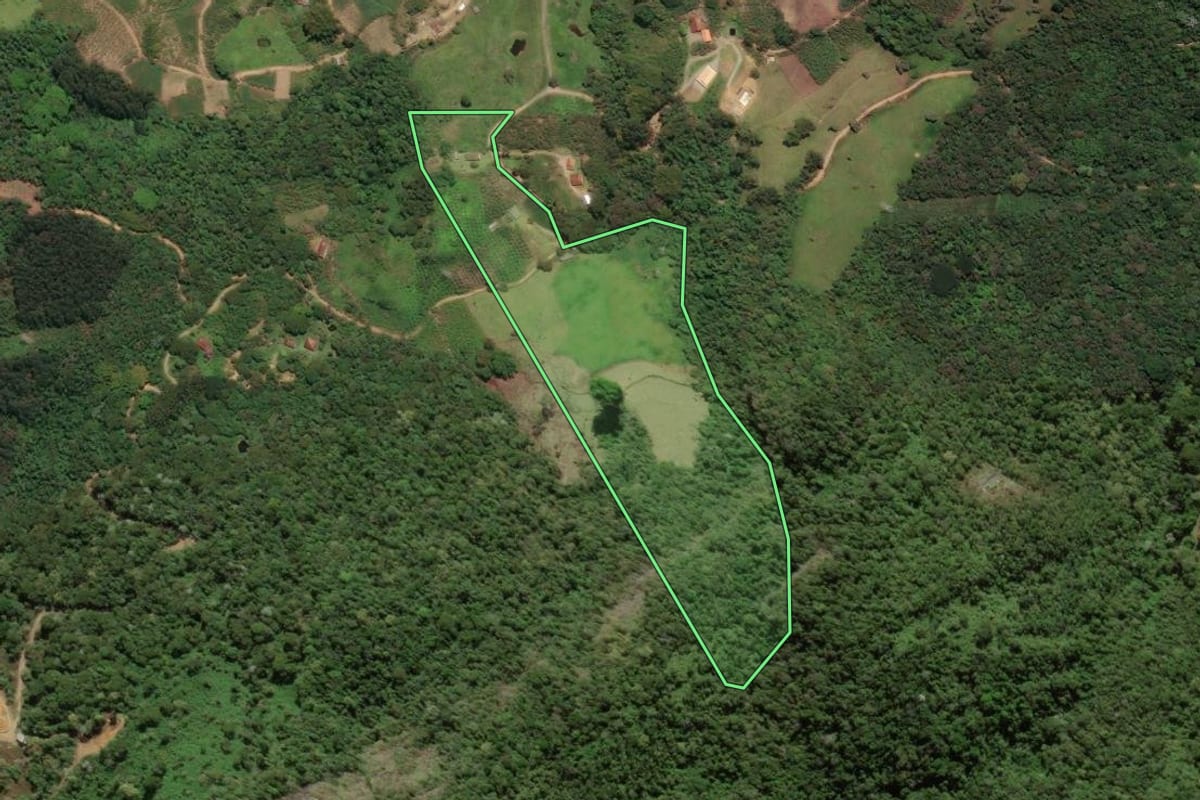 Imagem de satélite do imóvel rural em Bom Jardim (RJ), com o contorno declarado no CAR desenhado por cima.