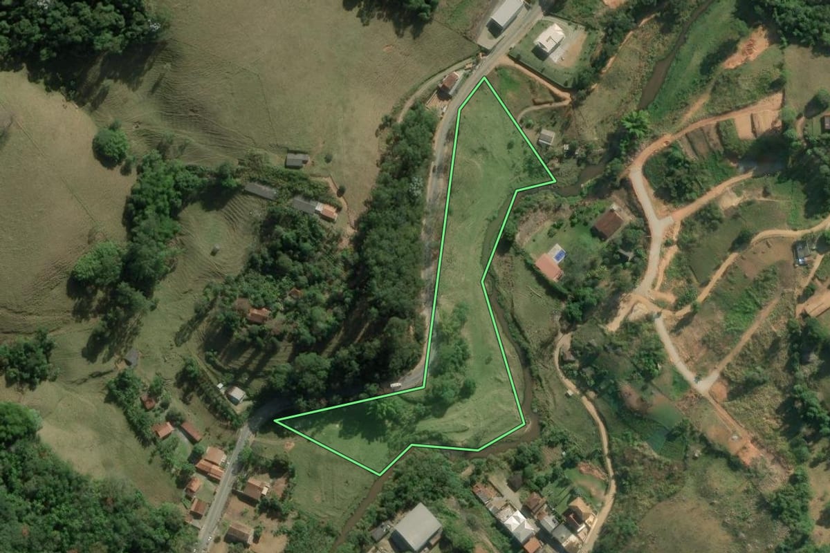 Imagem de satélite do imóvel rural em Bom Jardim (RJ), com o contorno declarado no CAR desenhado por cima.
