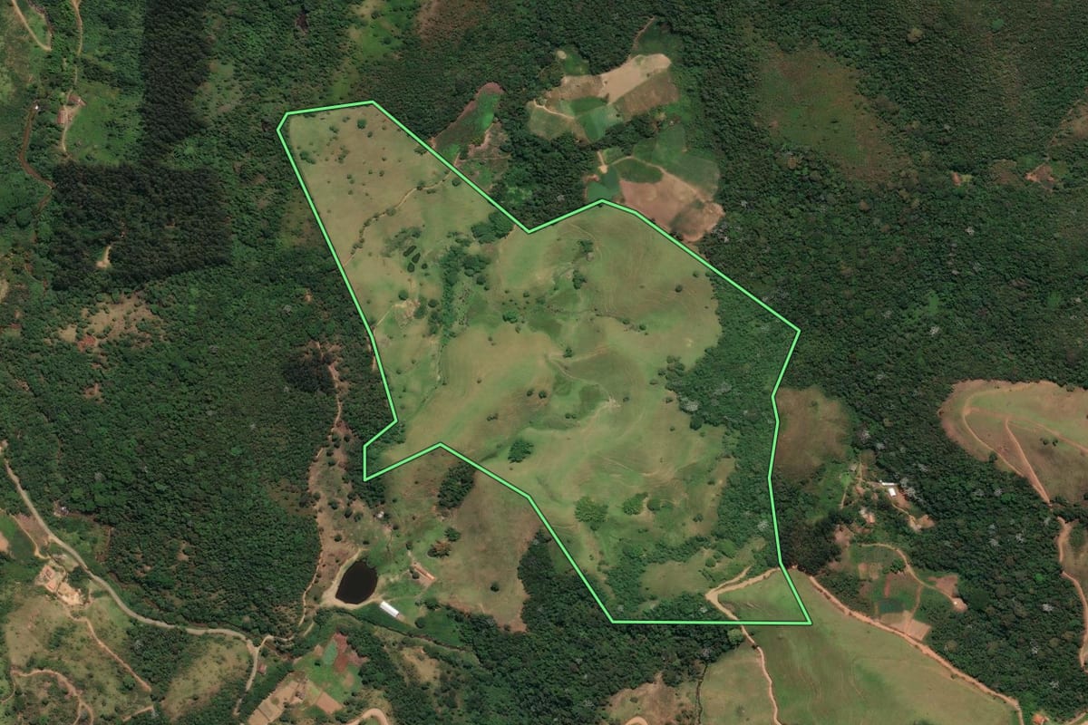 Imagem de satélite do imóvel rural em Bom Jardim (RJ), com o contorno declarado no CAR desenhado por cima.