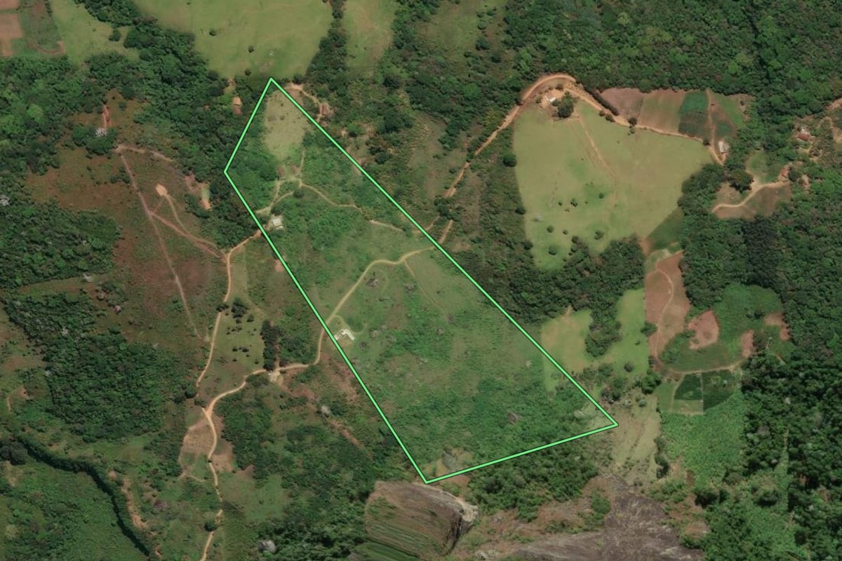 Imagem de satélite do imóvel rural em Bom Jardim (RJ), com o contorno declarado no CAR desenhado por cima.