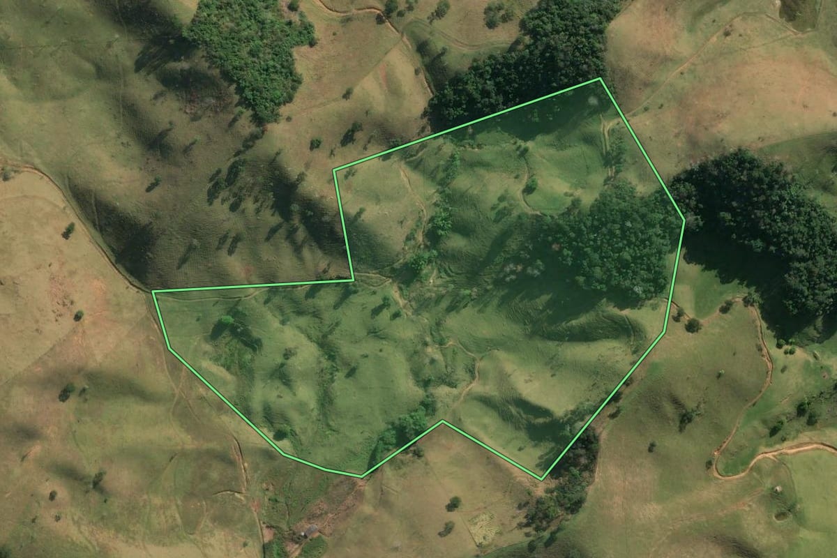Imagem de satélite do imóvel rural em Bom Jardim (RJ), com o contorno declarado no CAR desenhado por cima.