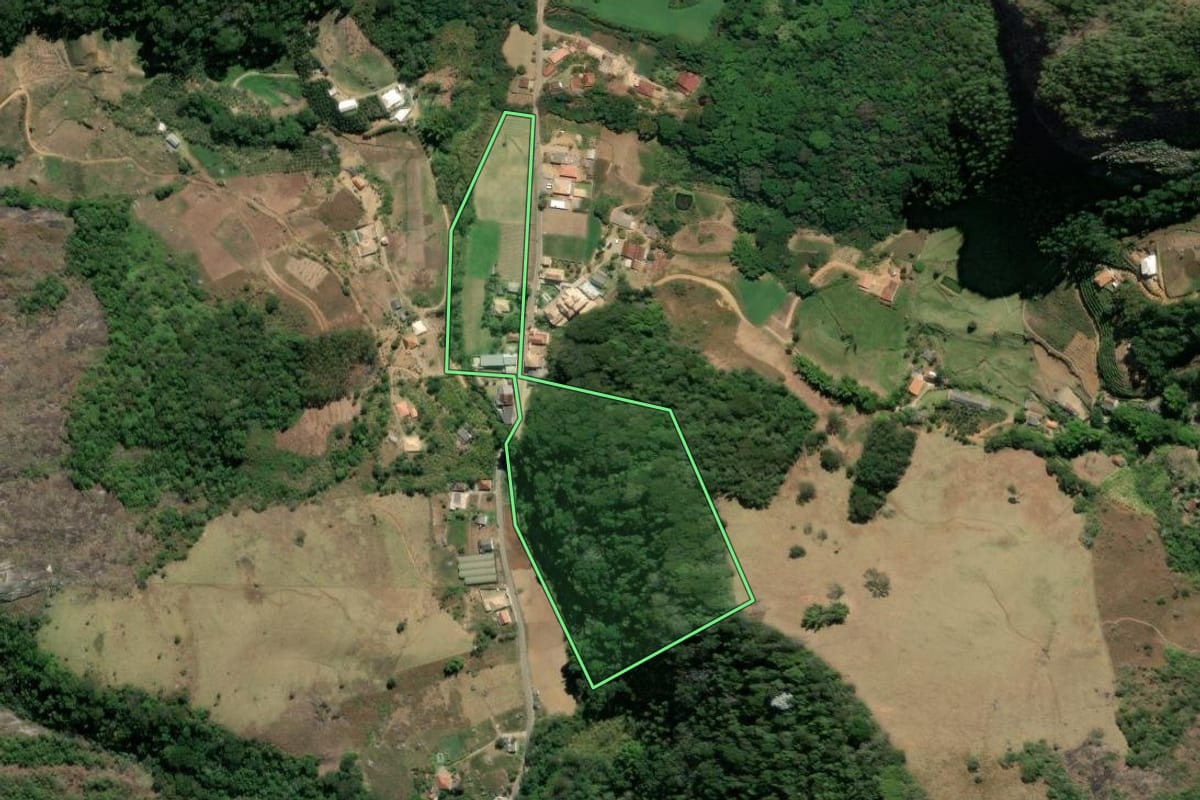 Imagem de satélite do imóvel rural em Bom Jardim (RJ), com o contorno declarado no CAR desenhado por cima.