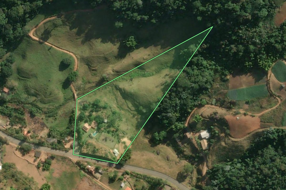 Imagem de satélite do imóvel rural em Bom Jardim (RJ), com o contorno declarado no CAR desenhado por cima.