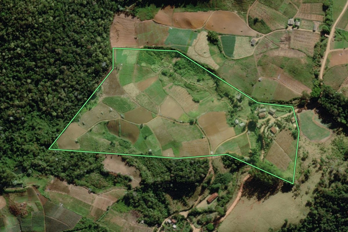 Imagem de satélite do imóvel rural em Bom Jardim (RJ), com o contorno declarado no CAR desenhado por cima.