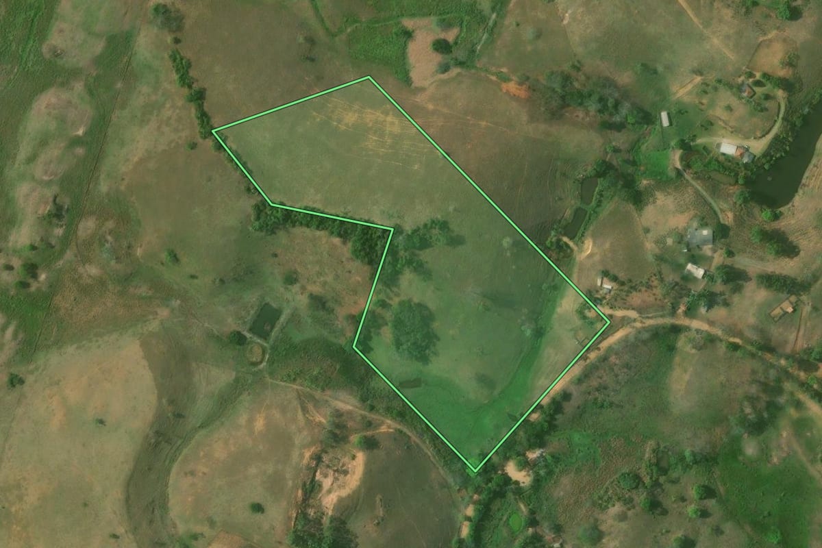 Imagem de satélite do imóvel rural em Bom Jesus do Itabapoana (RJ), com o contorno declarado no CAR desenhado por cima.