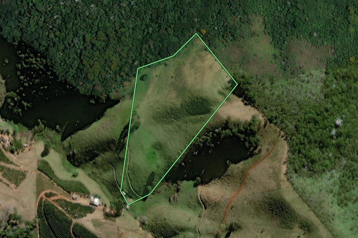 Imagem de satélite do imóvel rural em Bom Jesus do Itabapoana (RJ), com o contorno declarado no CAR desenhado por cima.
