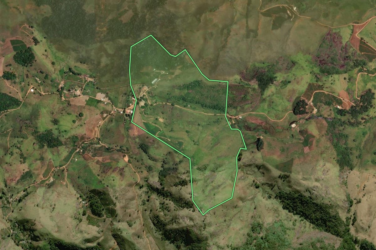 Imagem de satélite do imóvel rural em Bom Jesus do Itabapoana (RJ), com o contorno declarado no CAR desenhado por cima.