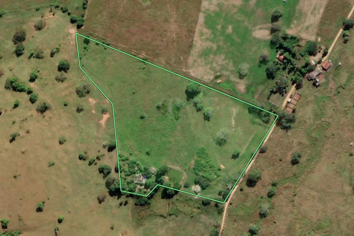 Imagem de satélite do imóvel rural em Bom Jesus do Itabapoana (RJ), com o contorno declarado no CAR desenhado por cima.