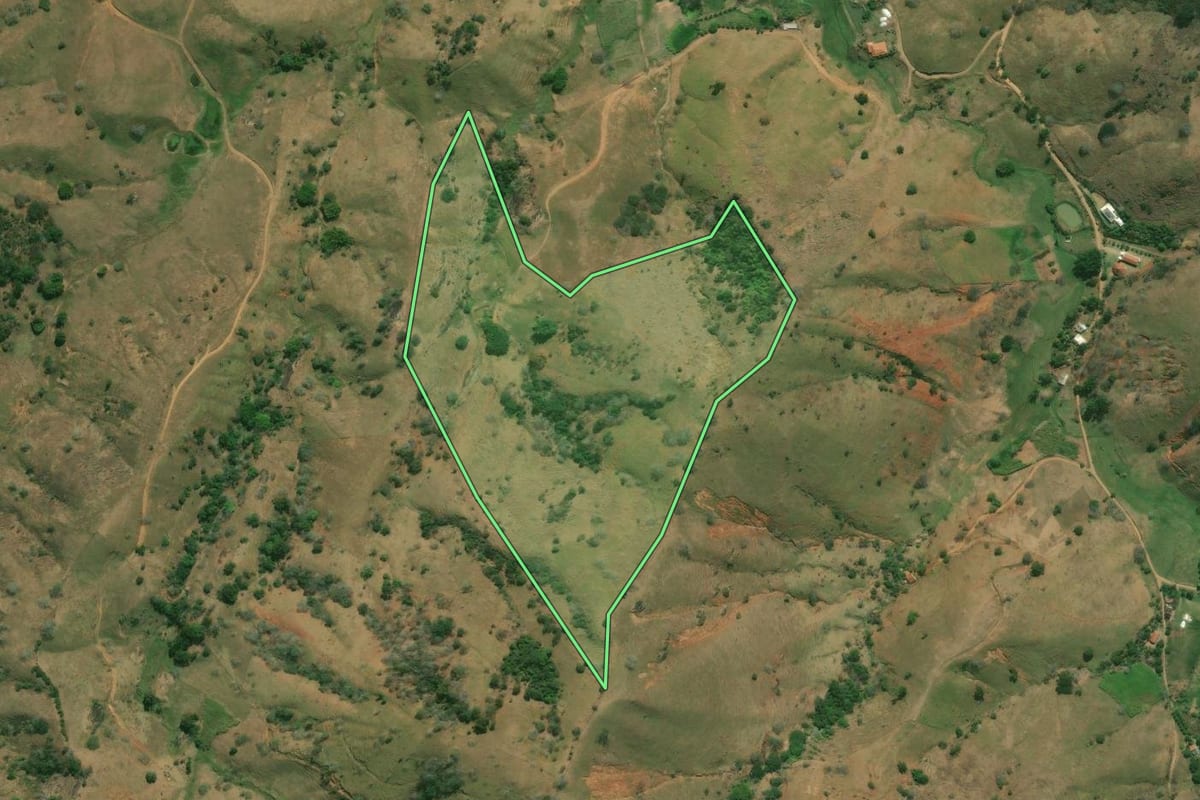 Imagem de satélite do imóvel rural em Bom Jesus do Itabapoana (RJ), com o contorno declarado no CAR desenhado por cima.