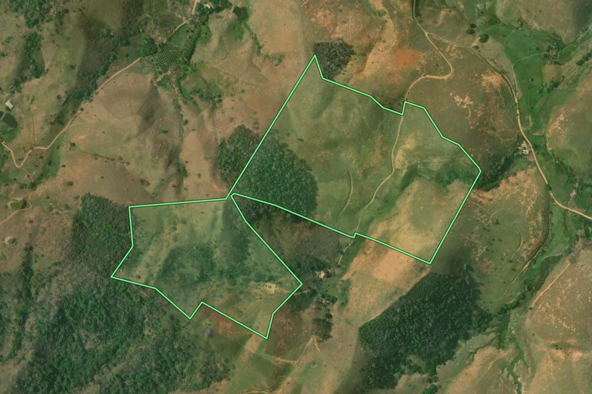 Imagem de satélite do imóvel rural em Bom Jesus do Itabapoana (RJ), com o contorno declarado no CAR desenhado por cima.