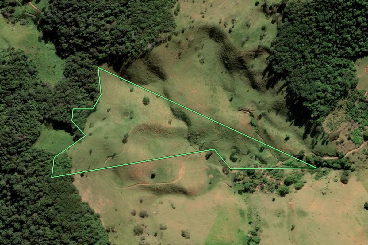 Imagem de satélite do imóvel rural em Bom Jesus do Itabapoana (RJ), com o contorno declarado no CAR desenhado por cima.