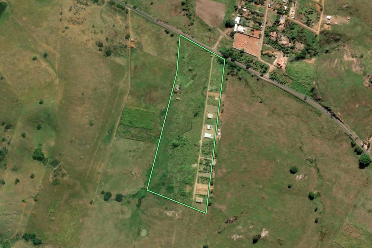 Imagem de satélite do imóvel rural em Bom Jesus do Itabapoana (RJ), com o contorno declarado no CAR desenhado por cima.
