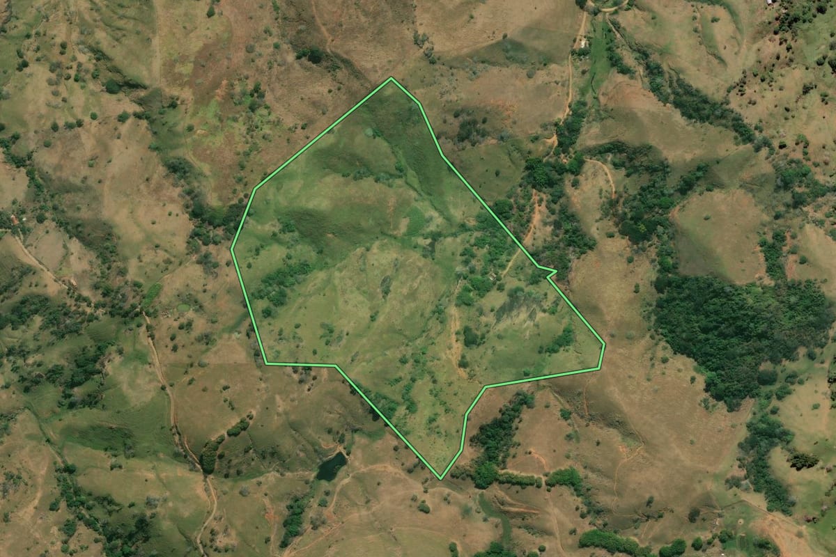 Imagem de satélite do imóvel rural em Bom Jesus do Itabapoana (RJ), com o contorno declarado no CAR desenhado por cima.