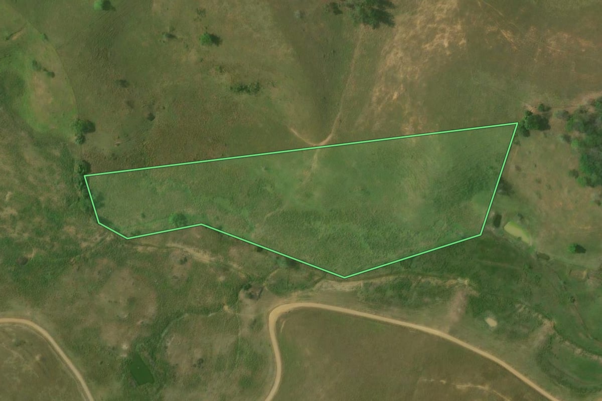 Imagem de satélite do imóvel rural em Bom Jesus do Itabapoana (RJ), com o contorno declarado no CAR desenhado por cima.