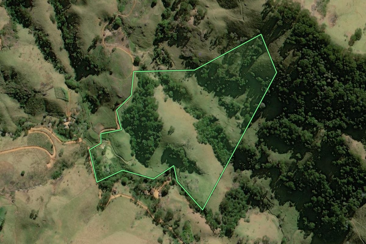 Imagem de satélite do imóvel rural em Bom Jesus do Itabapoana (RJ), com o contorno declarado no CAR desenhado por cima.