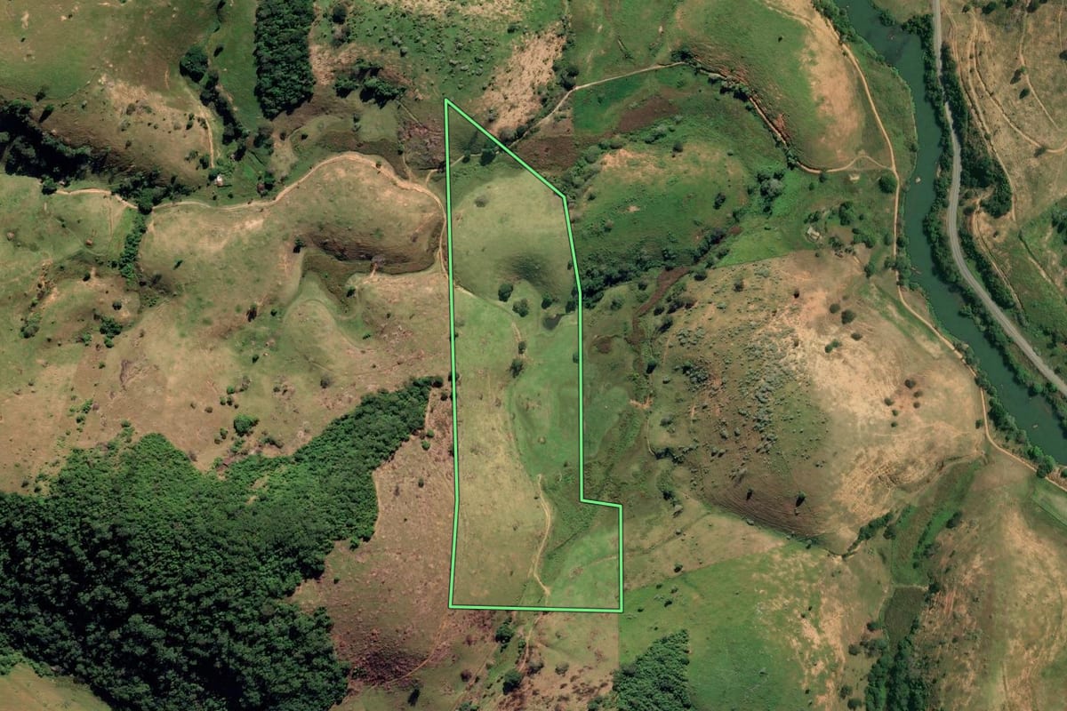 Imagem de satélite do imóvel rural em Bom Jesus do Itabapoana (RJ), com o contorno declarado no CAR desenhado por cima.