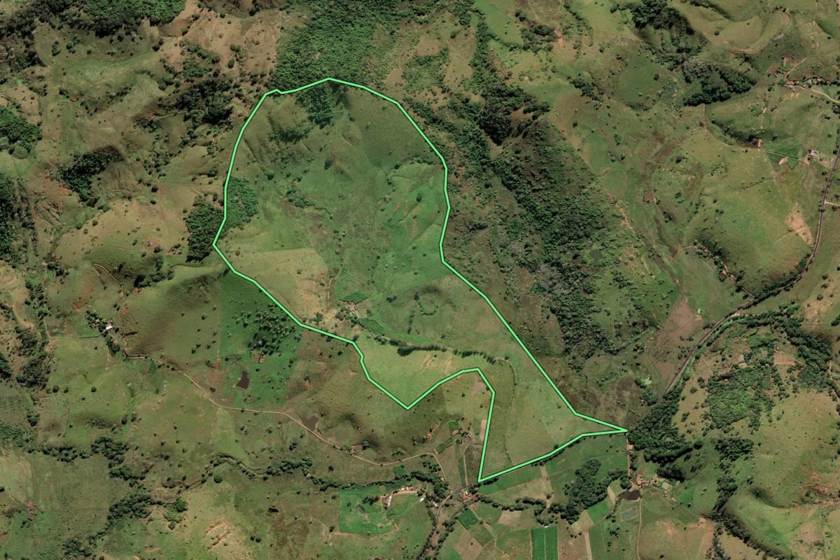 Imagem de satélite do imóvel rural em Bom Jesus do Itabapoana (RJ), com o contorno declarado no CAR desenhado por cima.
