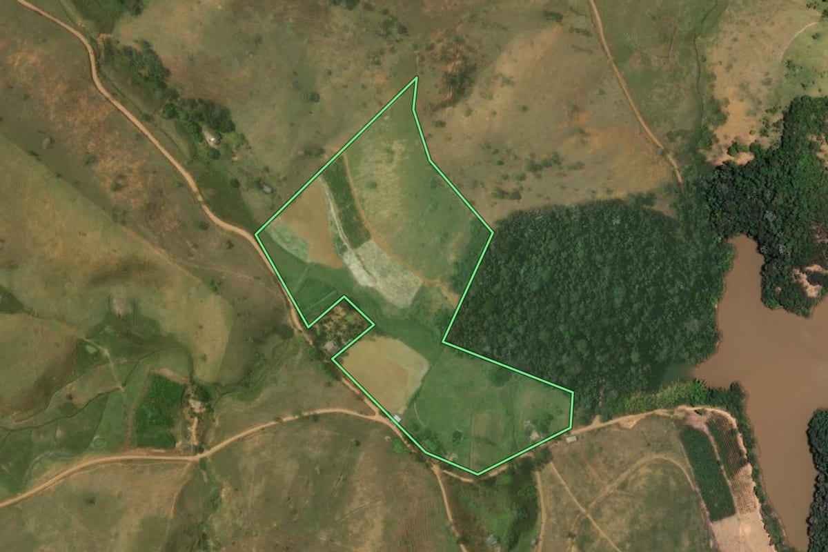 Imagem de satélite do imóvel rural em Bom Jesus do Itabapoana (RJ), com o contorno declarado no CAR desenhado por cima.