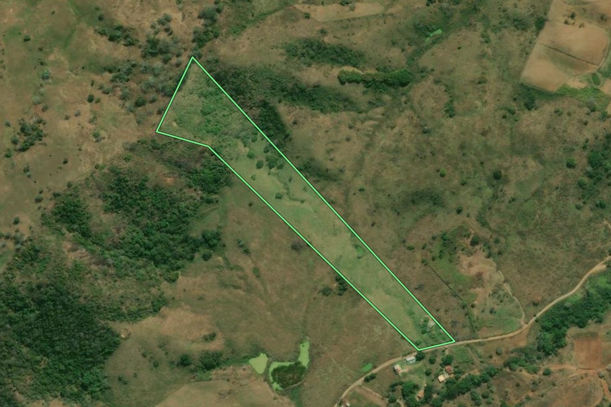 Imagem de satélite do imóvel rural em Bom Jesus do Itabapoana (RJ), com o contorno declarado no CAR desenhado por cima.