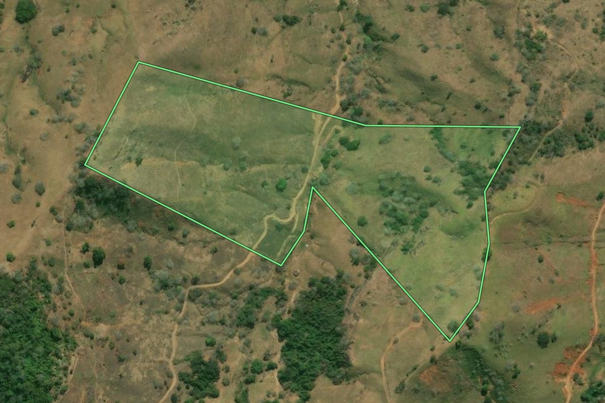 Imagem de satélite do imóvel rural em Bom Jesus do Itabapoana (RJ), com o contorno declarado no CAR desenhado por cima.