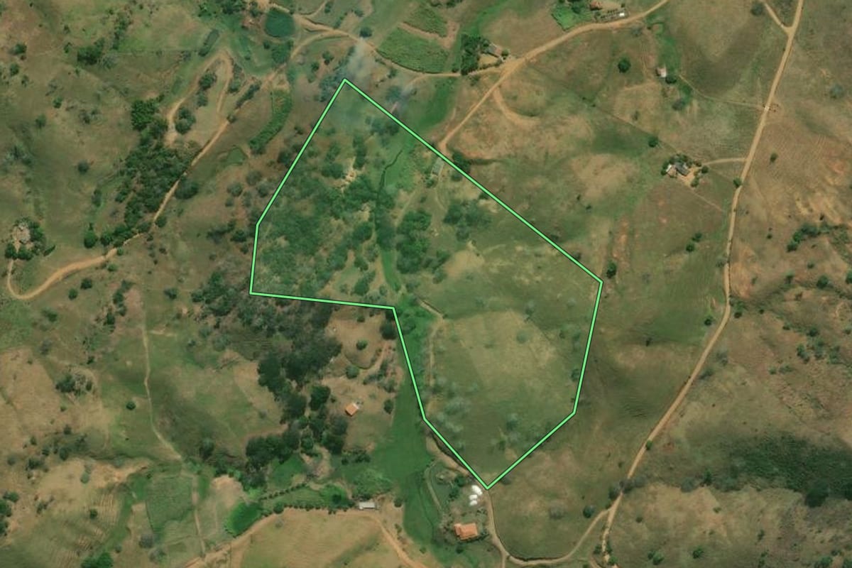 Imagem de satélite do imóvel rural em Bom Jesus do Itabapoana (RJ), com o contorno declarado no CAR desenhado por cima.