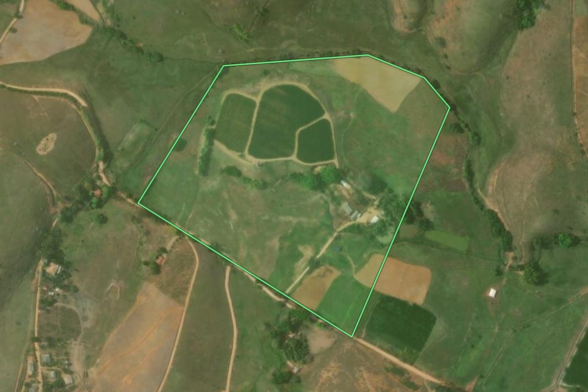 Imagem de satélite do imóvel rural em Bom Jesus do Itabapoana (RJ), com o contorno declarado no CAR desenhado por cima.