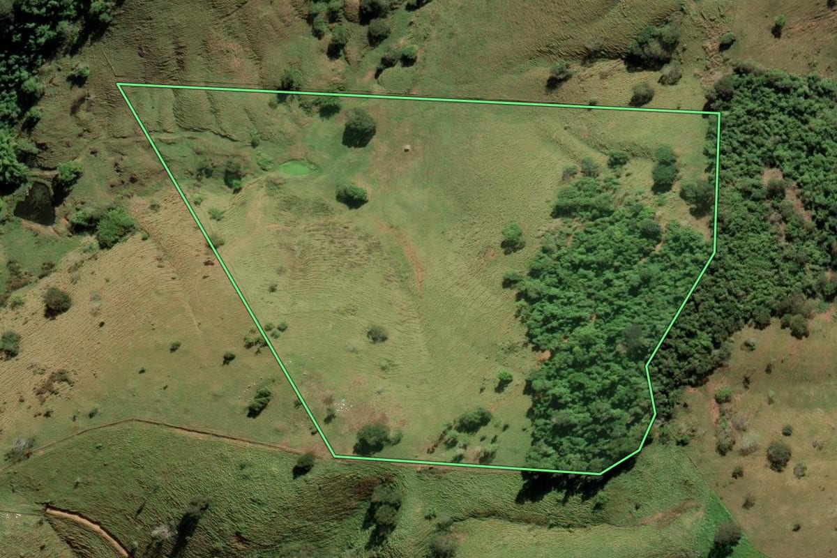 Imagem de satélite do imóvel rural em Bom Jesus do Itabapoana (RJ), com o contorno declarado no CAR desenhado por cima.
