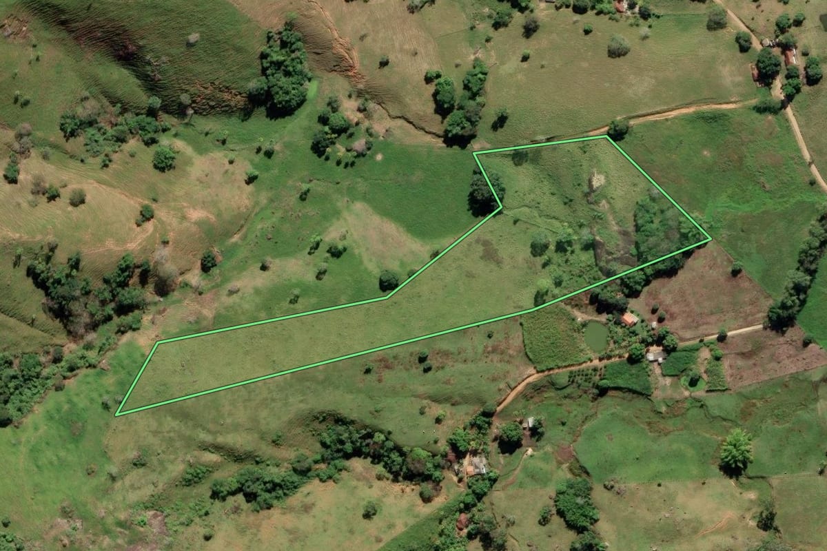 Imagem de satélite do imóvel rural em Bom Jesus do Itabapoana (RJ), com o contorno declarado no CAR desenhado por cima.