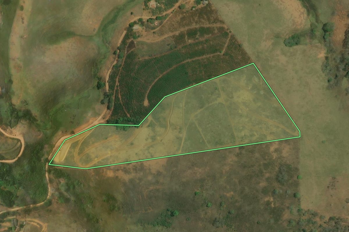 Imagem de satélite do imóvel rural em Bom Jesus do Itabapoana (RJ), com o contorno declarado no CAR desenhado por cima.