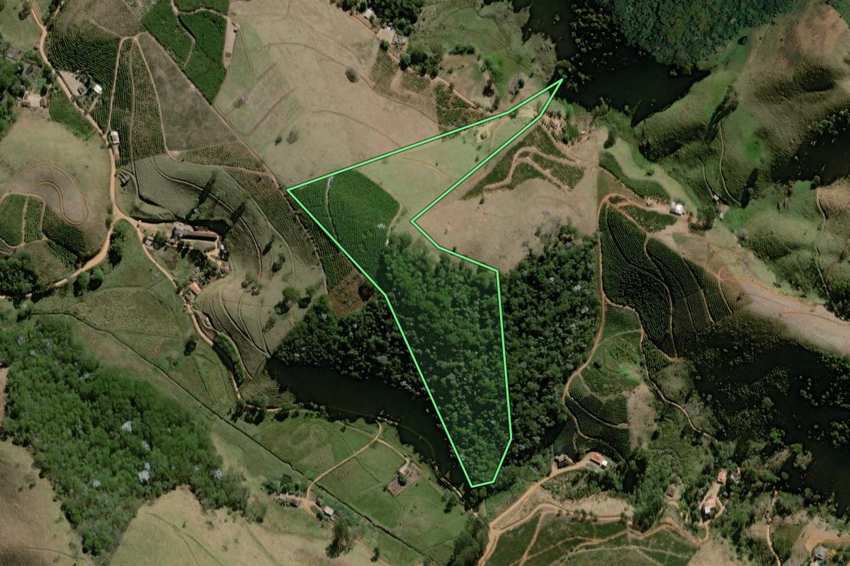 Imagem de satélite do imóvel rural em Bom Jesus do Itabapoana (RJ), com o contorno declarado no CAR desenhado por cima.