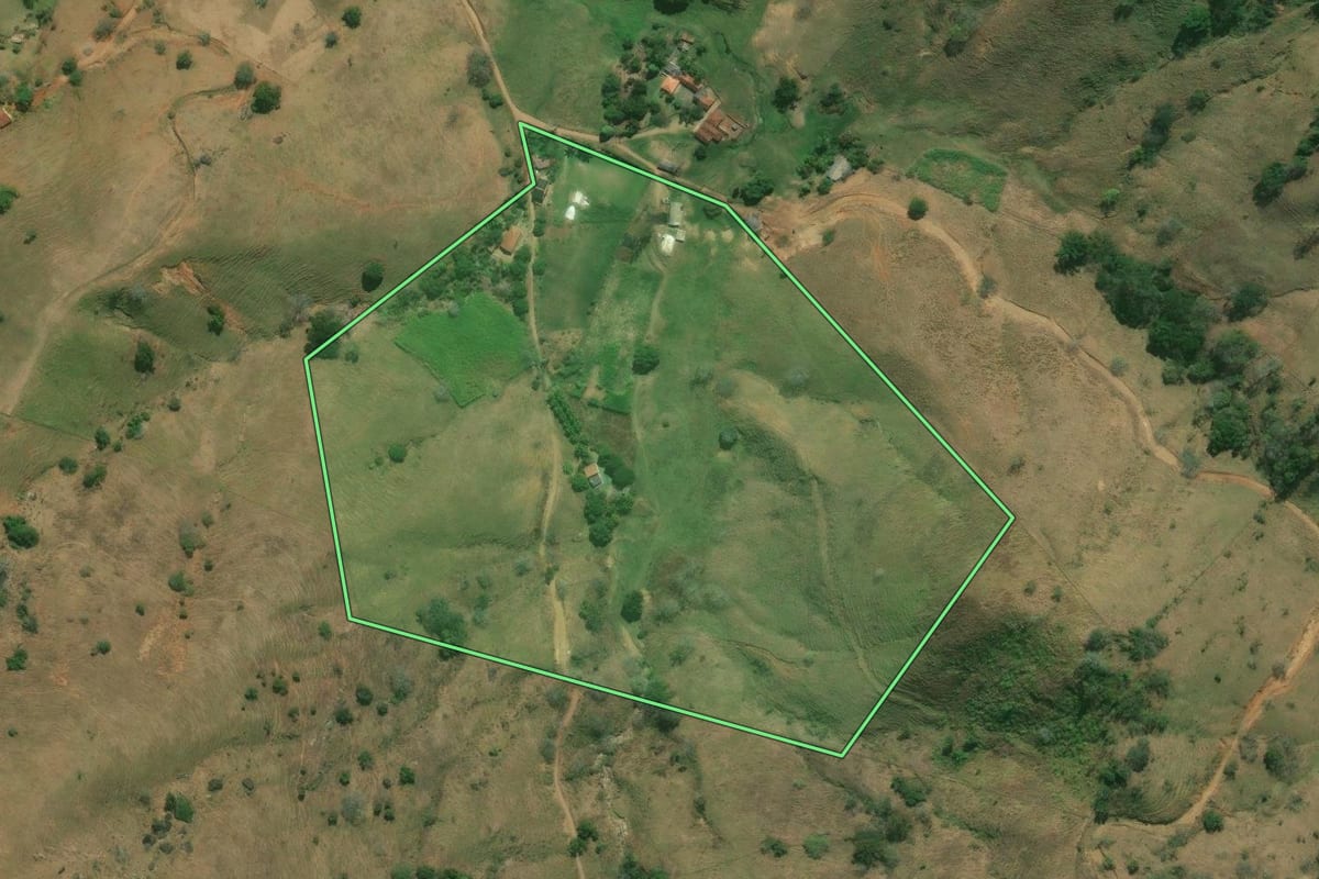 Imagem de satélite do imóvel rural em Bom Jesus do Itabapoana (RJ), com o contorno declarado no CAR desenhado por cima.
