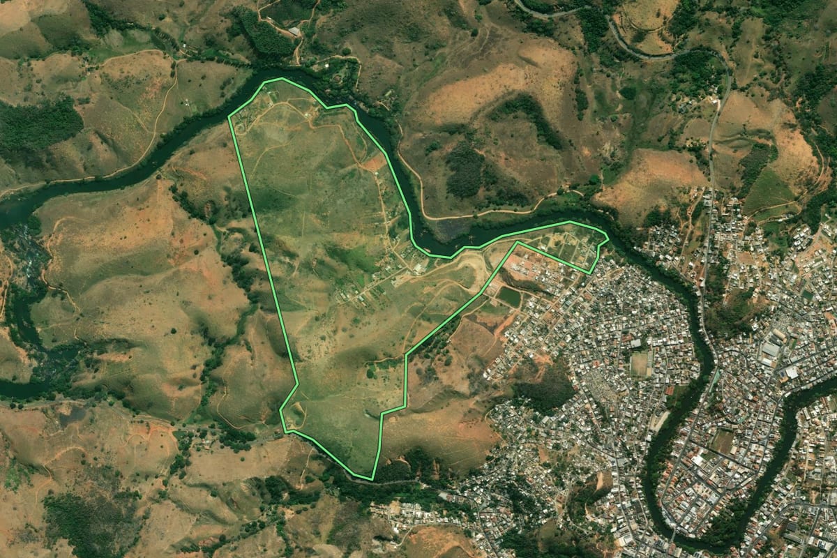 Imagem de satélite do imóvel rural em Bom Jesus do Itabapoana (RJ), com o contorno declarado no CAR desenhado por cima.