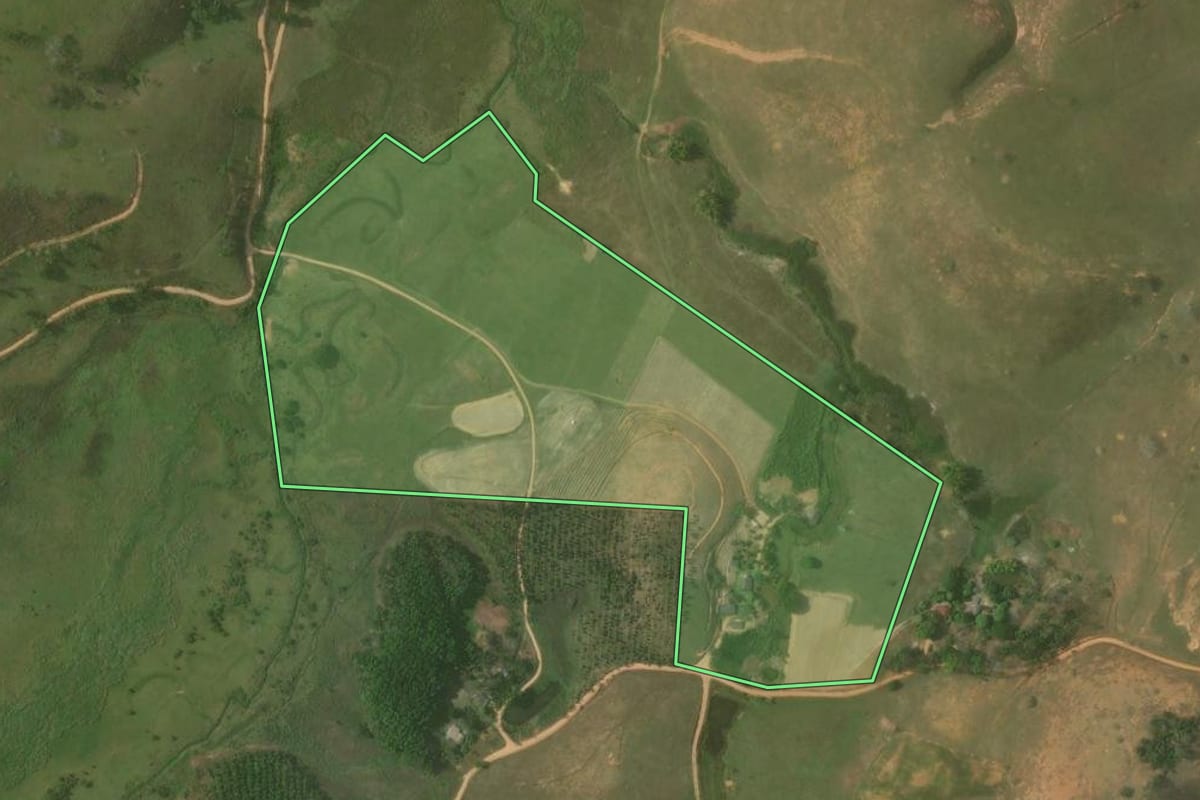 Imagem de satélite do imóvel rural em Bom Jesus do Itabapoana (RJ), com o contorno declarado no CAR desenhado por cima.