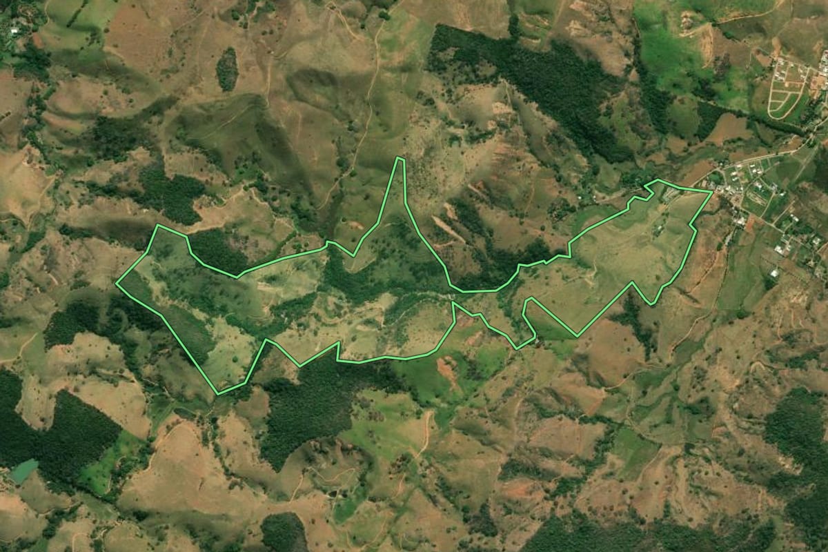 Imagem de satélite do imóvel rural em Bom Jesus do Itabapoana (RJ), com o contorno declarado no CAR desenhado por cima.