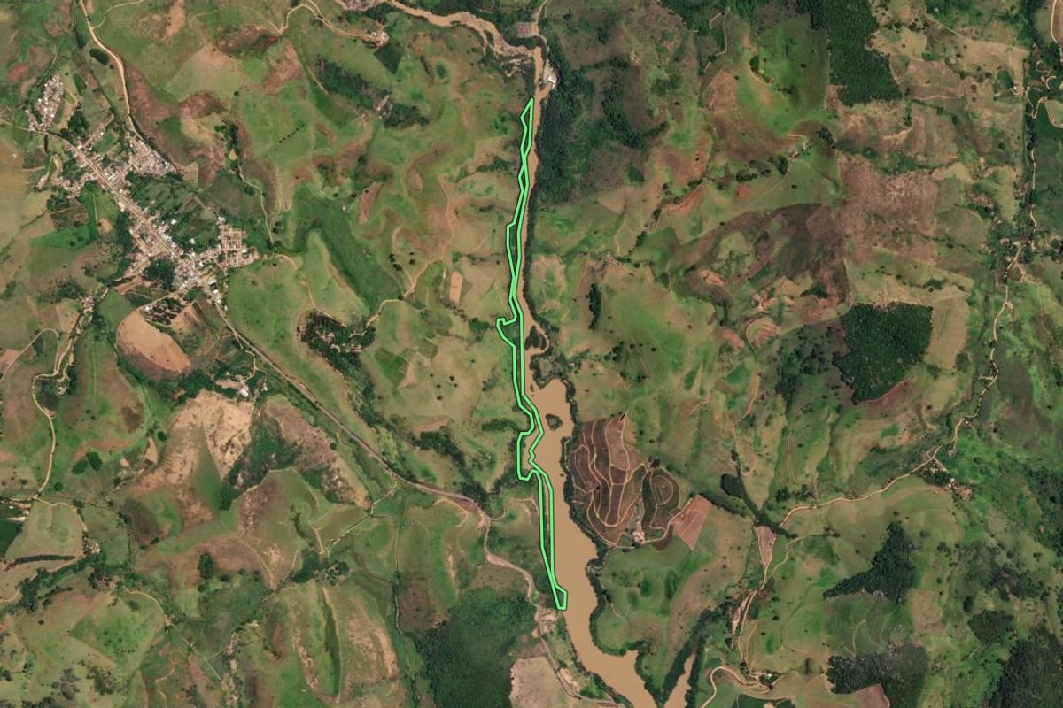 Imagem de satélite do imóvel rural em Bom Jesus do Itabapoana (RJ), com o contorno declarado no CAR desenhado por cima.