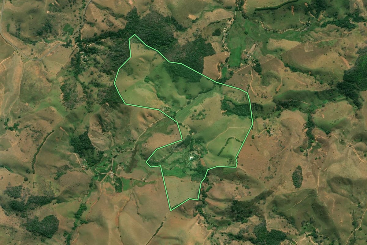 Imagem de satélite do imóvel rural em Bom Jesus do Itabapoana (RJ), com o contorno declarado no CAR desenhado por cima.