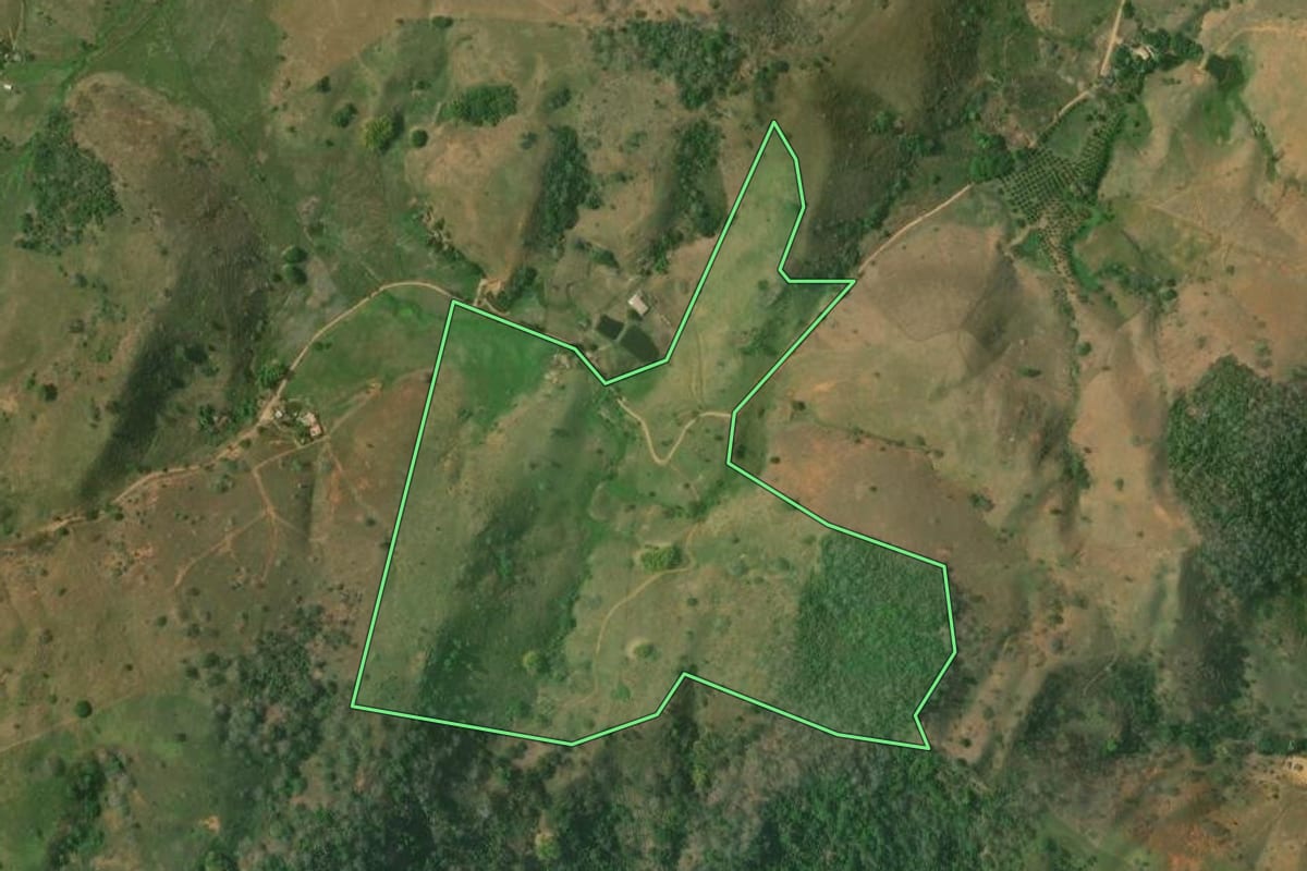 Imagem de satélite do imóvel rural em Bom Jesus do Itabapoana (RJ), com o contorno declarado no CAR desenhado por cima.