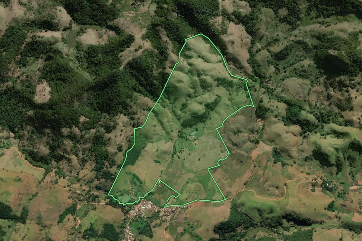 Imagem de satélite do imóvel rural em Bom Jesus do Itabapoana (RJ), com o contorno declarado no CAR desenhado por cima.