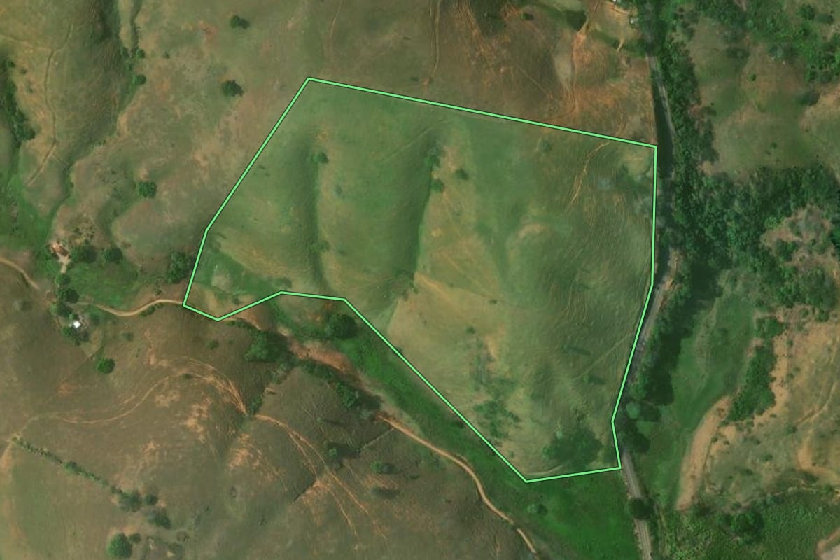 Imagem de satélite do imóvel rural em Bom Jesus do Itabapoana (RJ), com o contorno declarado no CAR desenhado por cima.