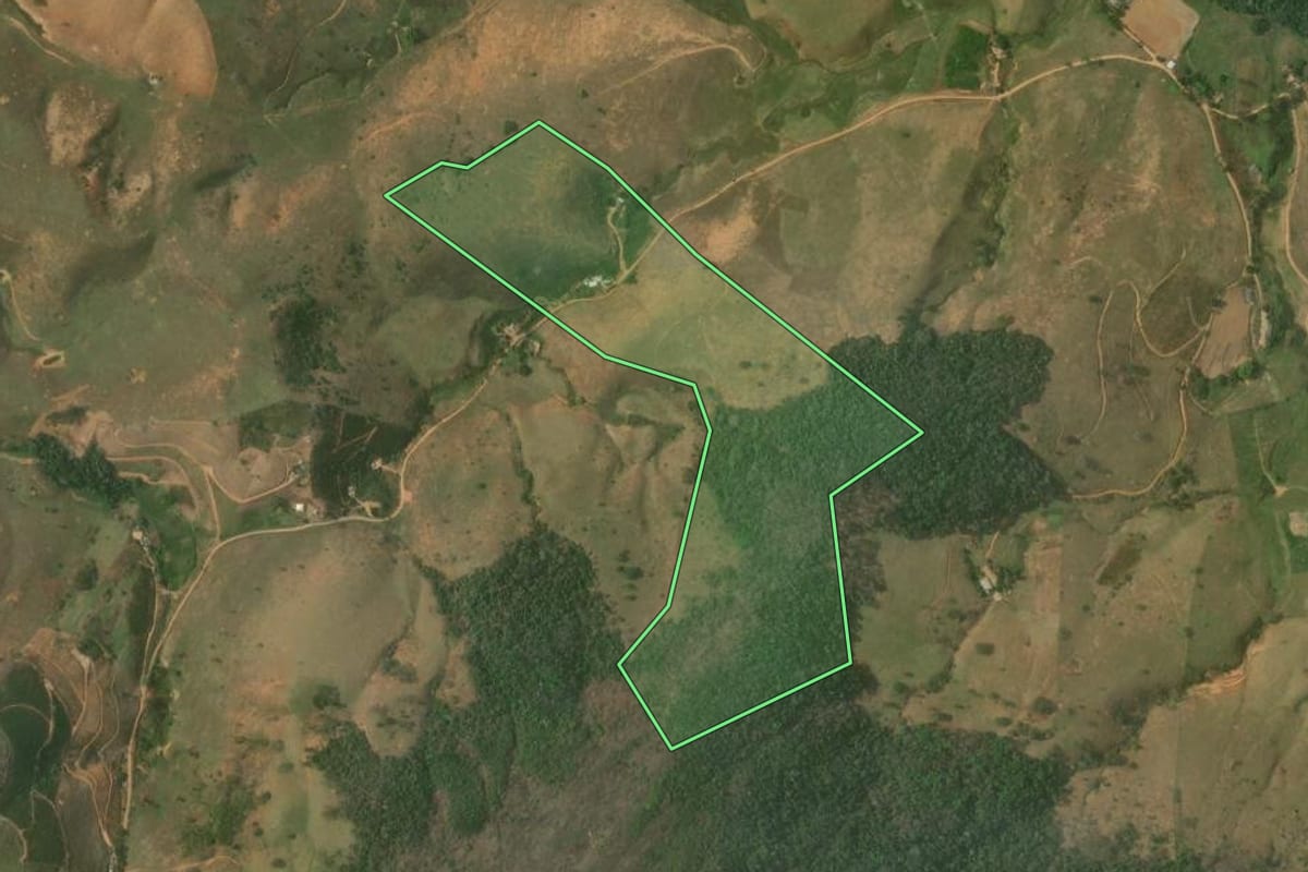 Imagem de satélite do imóvel rural em Bom Jesus do Itabapoana (RJ), com o contorno declarado no CAR desenhado por cima.