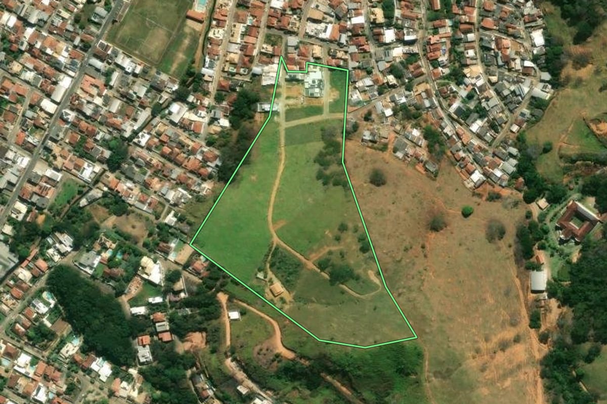 Imagem de satélite do imóvel rural em Bom Jesus do Itabapoana (RJ), com o contorno declarado no CAR desenhado por cima.