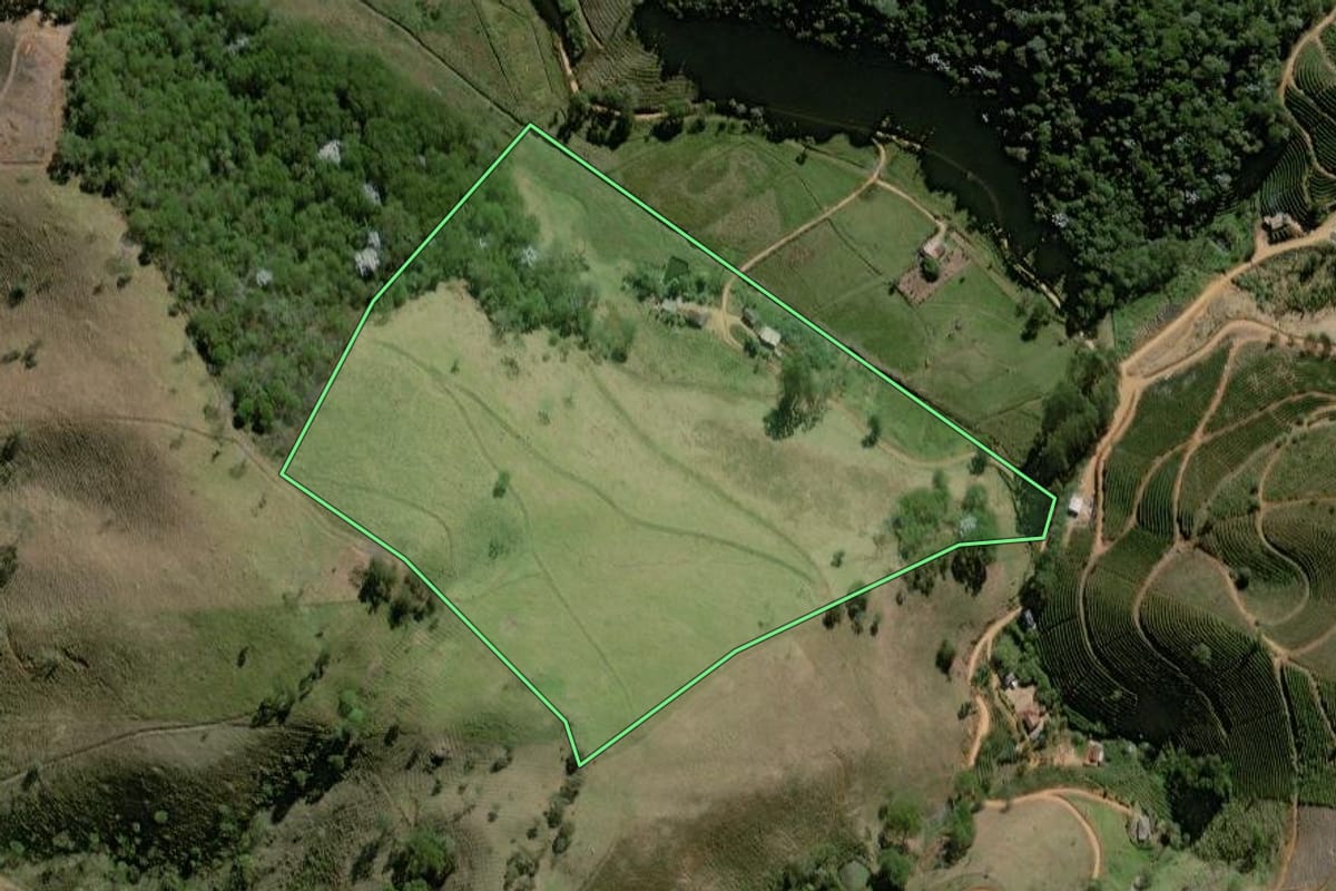 Imagem de satélite do imóvel rural em Bom Jesus do Itabapoana (RJ), com o contorno declarado no CAR desenhado por cima.