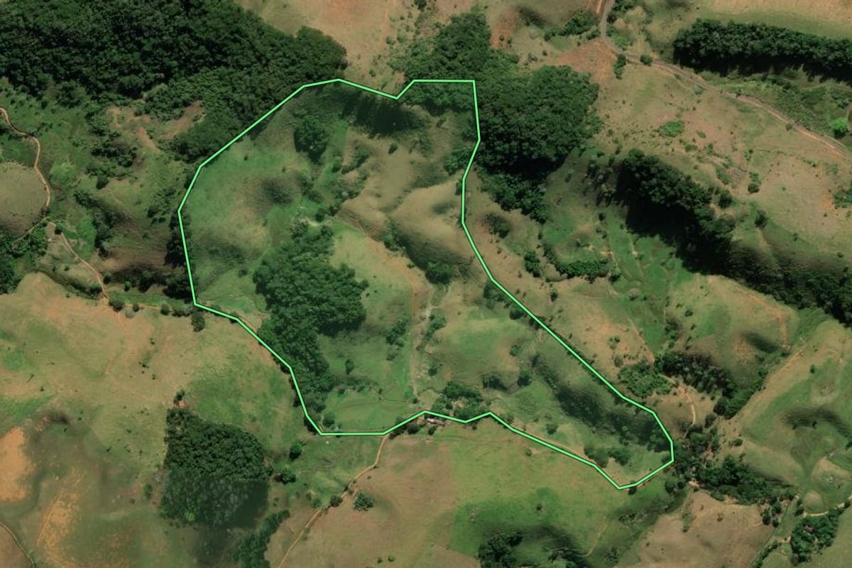 Imagem de satélite do imóvel rural em Bom Jesus do Itabapoana (RJ), com o contorno declarado no CAR desenhado por cima.
