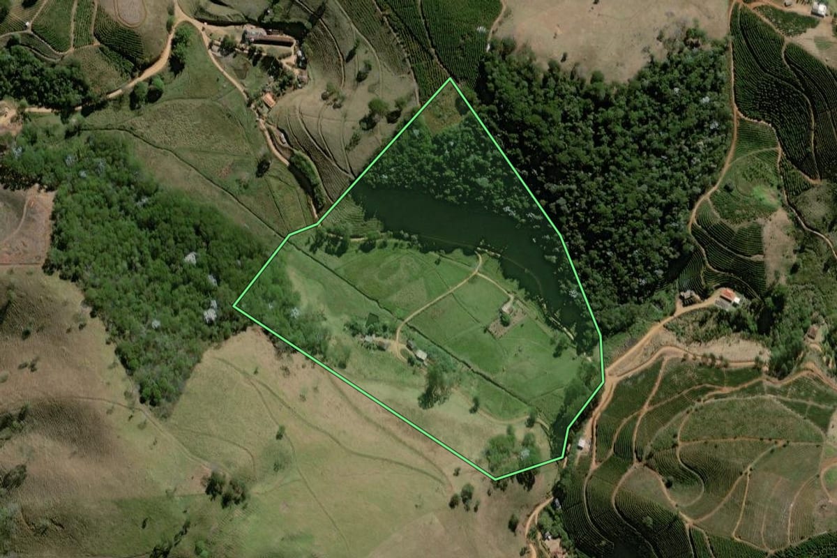 Imagem de satélite do imóvel rural em Bom Jesus do Itabapoana (RJ), com o contorno declarado no CAR desenhado por cima.